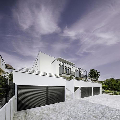 Foto Haus mit Garagenrolltoren
